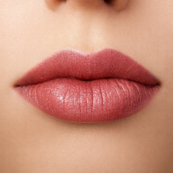 תוחם שפתיים  M82 LUCY